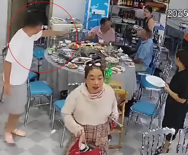 摸其臀部死不承认被抓大闹警局追悔莫及PG麻将胡了2女子三亚遭老头猥亵：(图16)