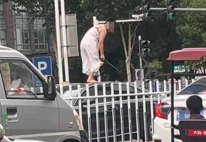 多辆轿车通报：系精神病发作家属愿意承担赔偿PG麻将胡了免费试玩模拟器女子持械当街打砸(图3)